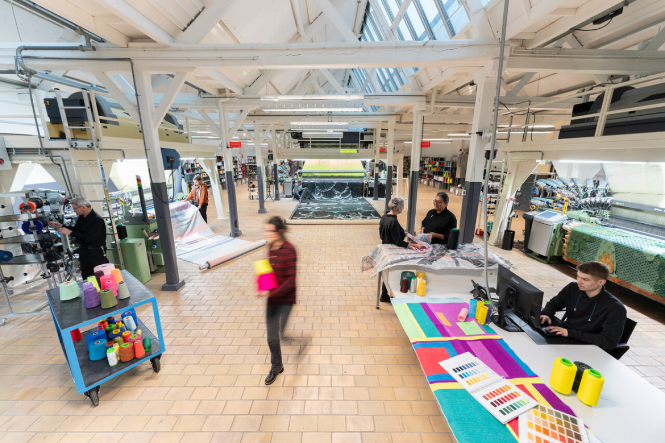Mens en machine creëren samen kunst in het TextielLab. Beeld: Patty van den Elshout