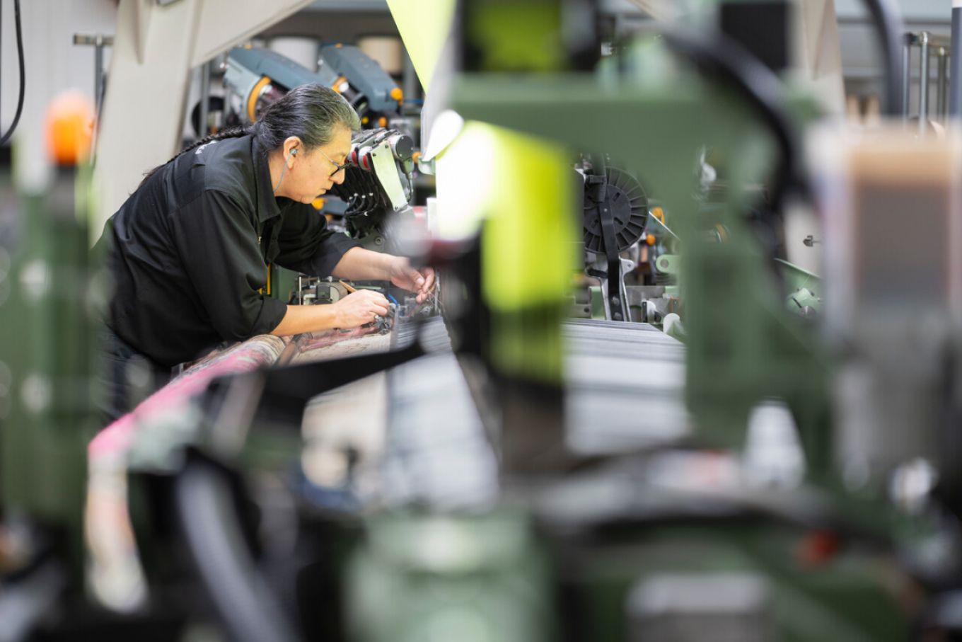 Weefspecialist Alonso Muenala-Vega in het TextielLab. Beeld: Patty van den Elshout