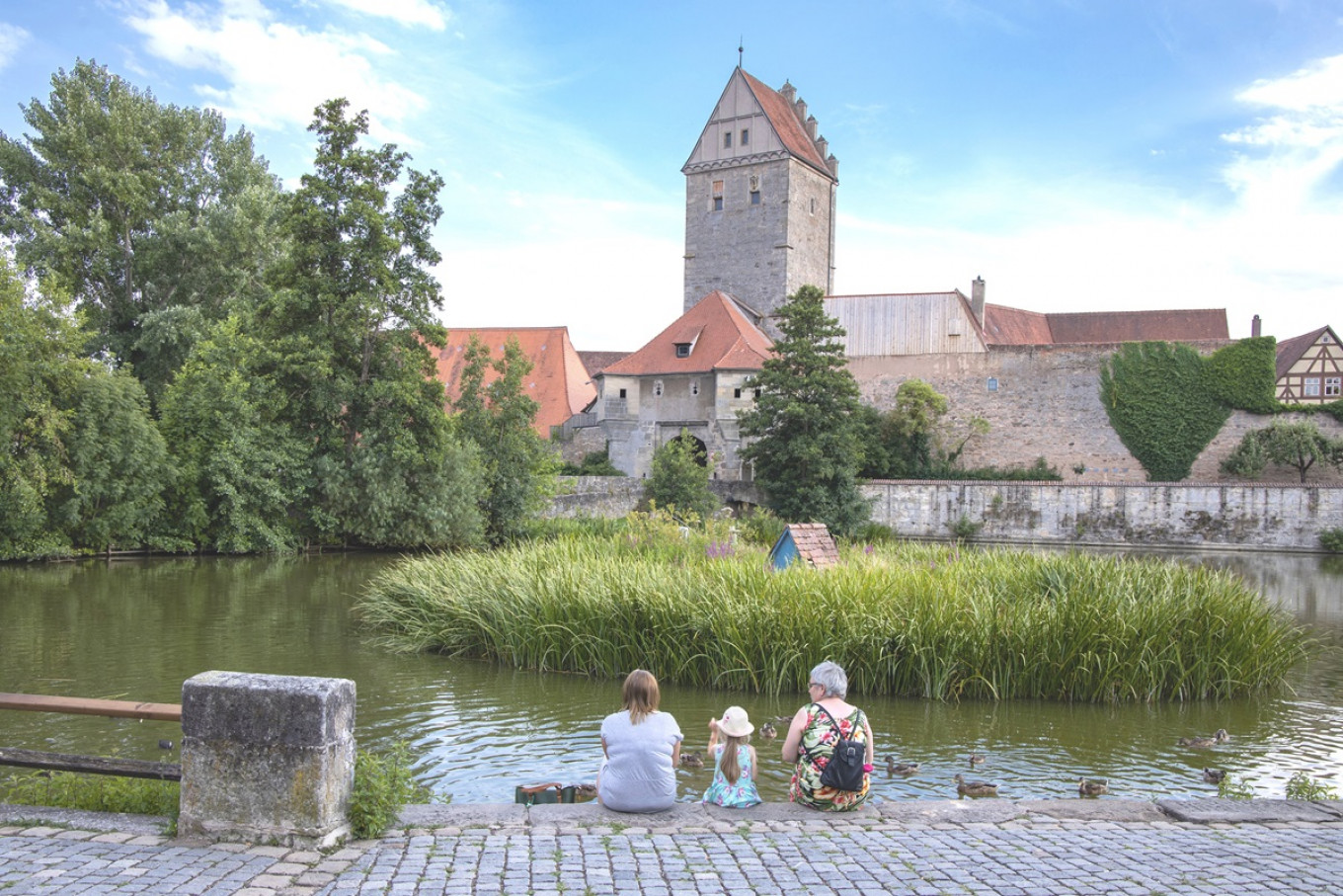  Gezin aan de Rothenburgvijver in Dinkelsbühl © FrankenTourismus/Leue