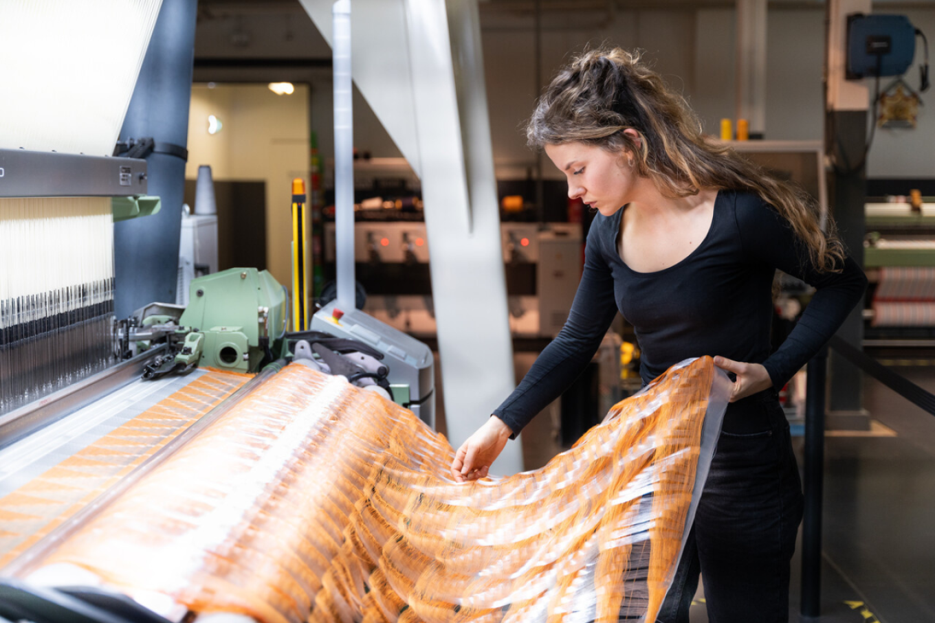 Fransje Gimbrére aan het werk in het TextielLab. Beeld: Patty van den Elshout