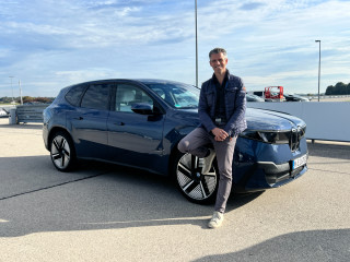 Andrew Mason, hoofd communicatie bij BMW Group Nederland, voor de nieuwe iX3 op circuit Maisach.