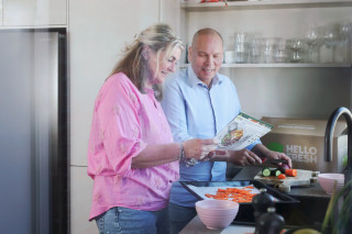 Raf snijdt en Debby kookt; samen maken ze vlot een voedzame maaltijd.