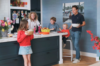 Het is een gezellige drukte in de keuken van Heleen en Olivier tijdens het koken.