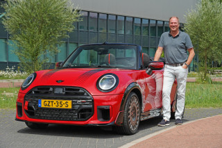 Kees Harberink bij zijn test-MINI.